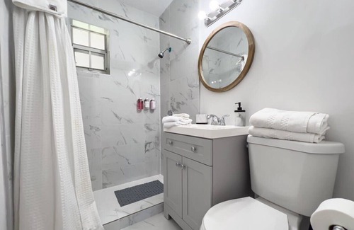 Highland Garden House | Sunny-Side Up - Cozy and Central Home with Parking