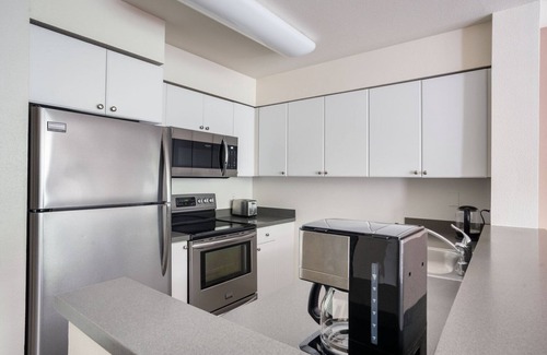 South Beach Apartment | Sunny South Beach 2BR w/Pool, Tennis, Spa, by Blueground