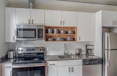 South Lake Union Apartment | Sunny South Lake Union Studio, Space Needle views, nr Bars, by Blueground