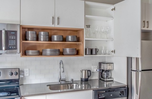 South Lake Union Apartment | Sunny South Lake Union Studio, Space Needle views, nr Bars, by Blueground