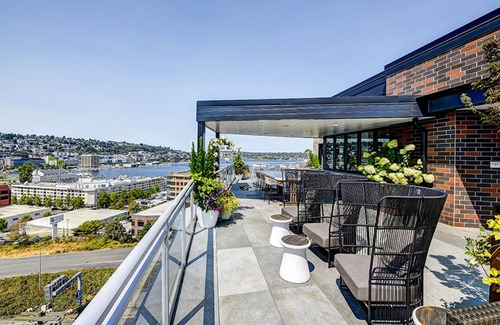 South Lake Union Apartment | Sunny South Lake Union Studio, Space Needle views, nr Bars, by Blueground