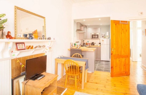 Shawlands Apartment | Sunny Southside Hideaway!