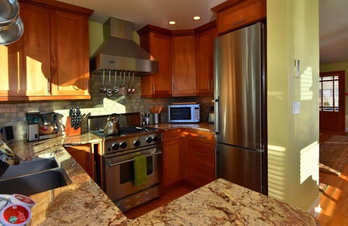 Lower Queen Anne Condo | SUNNY & SPACIOUS 2BD CONDO - AC - GAS FIREPLACE - 5 STAR RATINGS