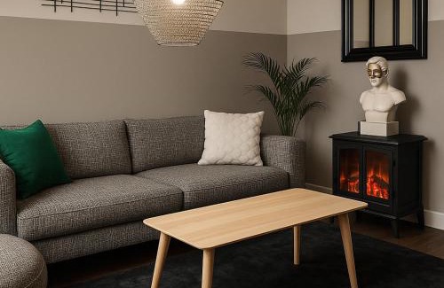 Spanga - Tensta House | Sunny stay in top floor room