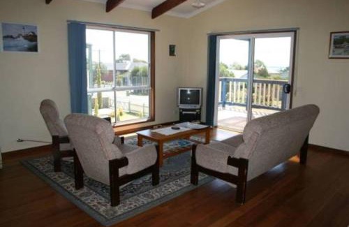 Cowes House | Sunny Stays on Yarramundi