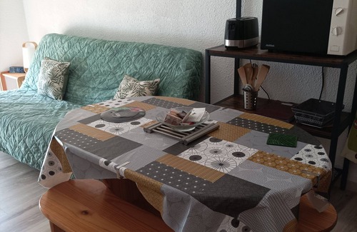 Meschers-sur-Gironde Apartment | Sunny studio with balcony, located downtown Meschers (17) and 800 m from the beach