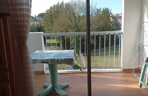 Meschers-sur-Gironde Apartment | Sunny studio with balcony, located downtown Meschers (17) and 800 m from the beach