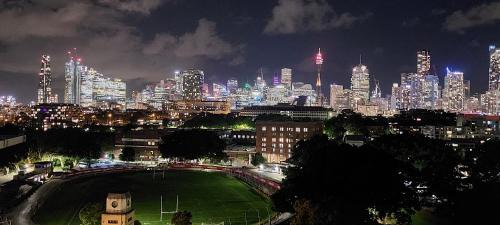 Glebe Apartment | Sunny studio and the best view of the city, Glebe