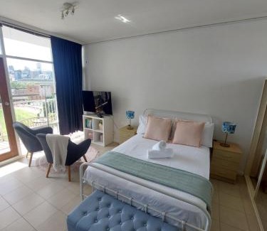Glebe Apartment | Sunny studio and the best view of the city, Glebe