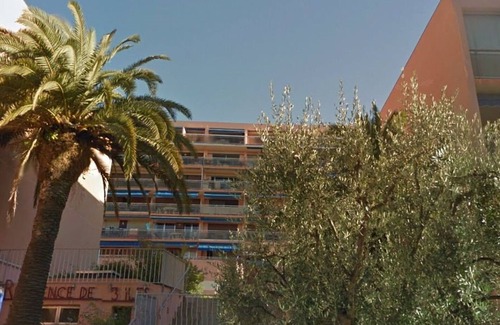 Le Lavandou Apartment | Sunny Studio in Le Lavandou with Terrace, A/C, and Garage