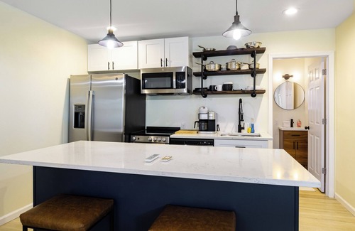United Central Apartment | Sunny Studio: Modern studio with King Bed and Gourmet Kitchen in St. Petersburg