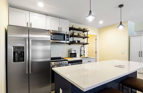 United Central Apartment | Sunny Studio: Modern studio with King Bed and Gourmet Kitchen in St. Petersburg