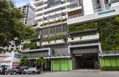Jensen Apartment | Sunny Stylish Central Best Location Pool Gym