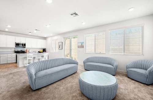 Westmont House | Sunny & Stylish Near LA 4BR Home w Desks & Lounge