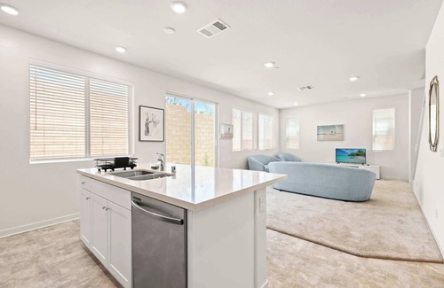 Westmont House | Sunny & Stylish Near LA 4BR Home w Desks & Lounge