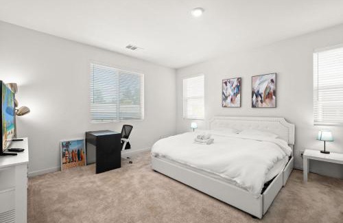 Westmont House | Sunny & Stylish Near LA 4BR Home w Desks & Lounge
