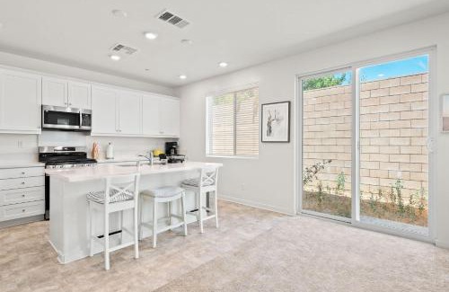 Westmont House | Sunny & Stylish Near LA 4BR Home w Desks & Lounge
