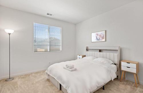 Westmont House | Sunny & Stylish Near LA 4BR Home w Desks & Lounge