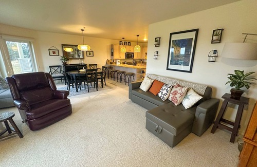 Long Beach House | Sunny & stylish oceanfront condo with WiFi, washer/dryer & private balcony