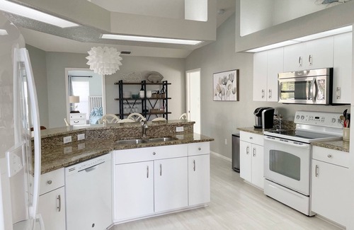 Pine Valley House | Sunny Suite Retreat! – 7 Bed, 4 Bath, FREE Heated Spa & Pool
