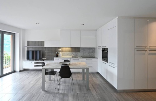 Melide Apartment | Sunny Suite with lake view