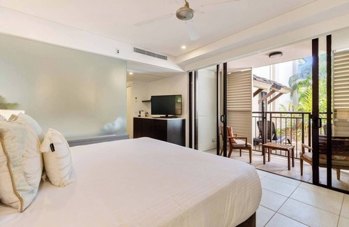 Port Douglas Resort | Sunny Swim out Serenity with Direct Beach Access