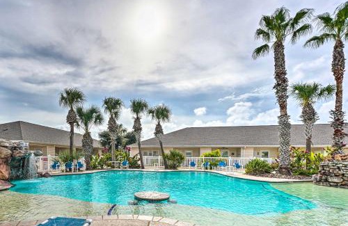 Corpus Christi House | Sunny Townhome with Pool Access about 1 Mi to Beach