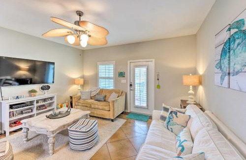 Corpus Christi House | Sunny Townhome with Pool Access about 1 Mi to Beach