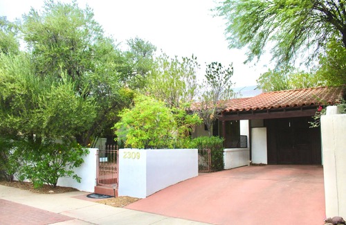 Sam Hughes House | Sunny Tucson Casita – Patio, Fast WiFi, AC, Near UA & Downtown!