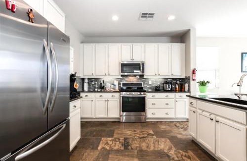 Enterprise House | Sunny Vegas Oasis Escape