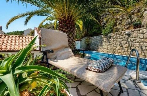 Prijevor Villa | Sunny Villa, With Pool, BBQ, View, Parking