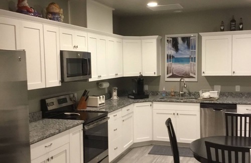 St. George House | Sunny walk out basement with private entrance - 30 day min