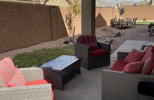 St. George House | Sunny walk out basement with private entrance - 30 day min