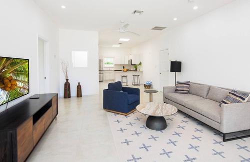 North Side House | Sunnyhill Cottage, 2 minutes from the Sea & Mastic Trail.