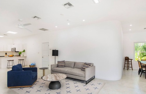 North Side House | Sunnyhill Cottage, 2 minutes from the Sea & Mastic Trail.