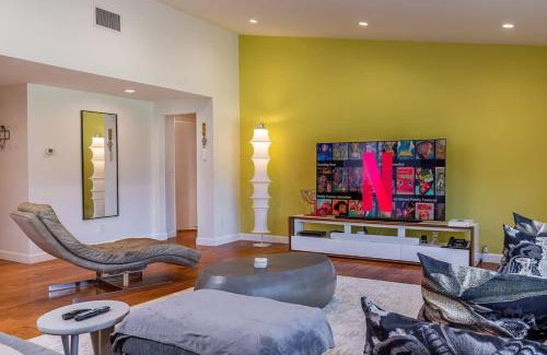 Woodland Hills House | SunnyHill Escape