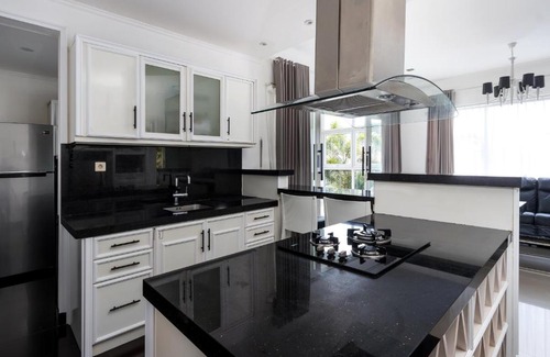 Taman Griya Villa | SUNNYRENT Luxury TJ White villa in Nusa Dua