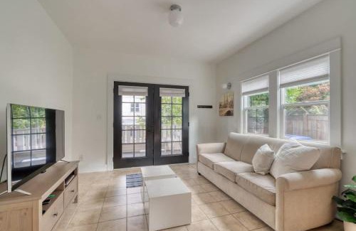 Belmont Apartment | Sunnyside 1BR - Walk to Shops & Nightlife
