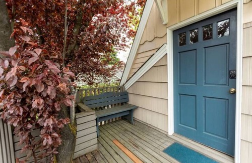 Seattle Apartment | Sunnyside Loft - Close to Town, Relaxing, Cozy