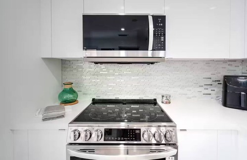 Central Corals House | Sunnyside Oasis w/Heated Pool ~ 7 min. From Beach