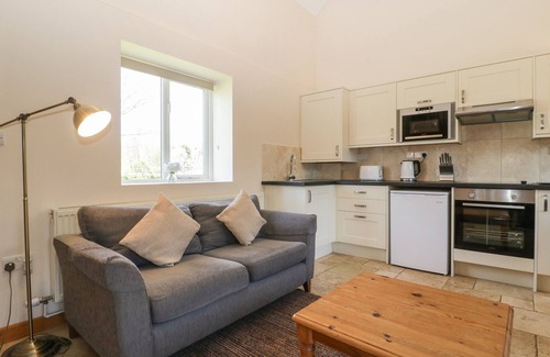 Loxton Cottage | SUNNYSIDE, pet friendly, character holiday cottage in Bleadon