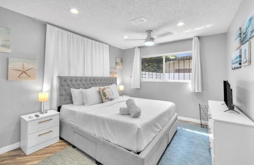 Beachway Estates House | SunnySide Pompano 2/2 - Vibrant Home with Pool
