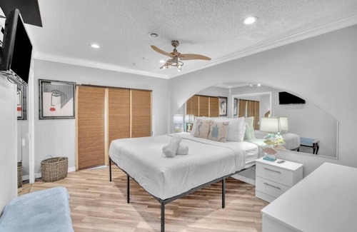 Beachway Estates House | SunnySide Pompano 2/2 - Vibrant Home with Pool