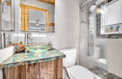 Beachway Estates House | SunnySide Pompano 2/2 - Vibrant Home with Pool