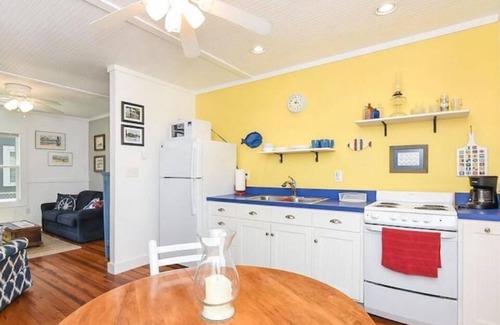 Colonial Beach Cottage | Sunnyside Up - Small Dog Friendly Waterfront Cottage