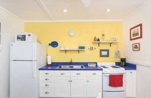 Colonial Beach Cottage | Sunnyside Up - Small Dog Friendly Waterfront Cottage