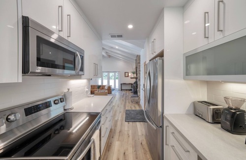 Monterey House | Sunridge Lookout by AvantStay | Big Backyard Oasis + Patio, Central Location