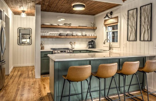 Unaka Cabin | Sunrise and Stardust - Hot Tub | Mountain Views | Screened Porch |