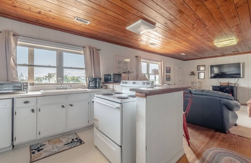 Topsail Beach House | Sunrise | Covered Porch + Walk to the Beach!