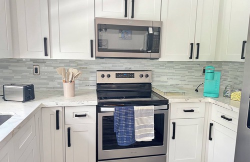 Sunrise House | Sunrise! Excellent location, pet friendly, 15 min Fll airport, and sawgrass mall